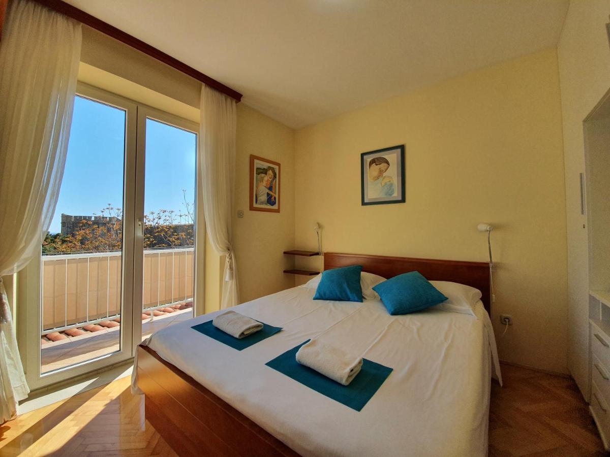 Ana-1 Minute To The Old Appartement